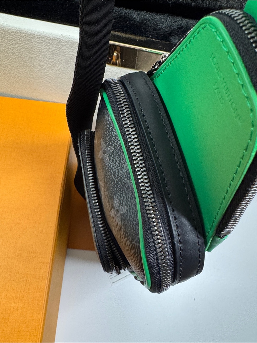 Unisex Louis Vuitton avenue slingbag eclipse black/green leather crossbody bag - Picture 7 of 13